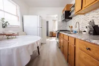 2-bedroom house in charming Aroma Park with AC, WiFi.