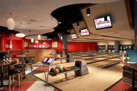 Mins To Hospitals Apartment BBQ Grill 65in TV