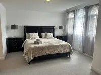 The Angus Nest: Master Suite with Jacuzzi, fireplace —perfect for a retreat. 앵거스 호텔