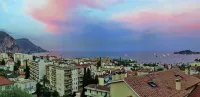 Magnificent 2p Apartment in a Villa with Sea View, Terrace & Private Parking.