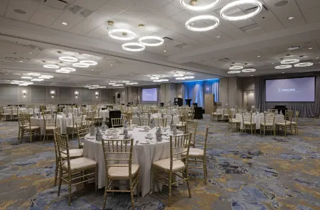 DoubleTree by Hilton West Edmonton Отели рядом с достопримечательностью «TELUS World of Science - Edmonton»