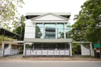 Holiday Home Cochin Located in Ernakulam Near to Gandhi Square, Poonithura. Hotels near Chottanikkara Bhagavathy Temple