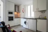 Near the River 3 Bedrooms Flat, with AC for 9
