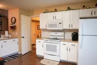 Charming 3-bedroom townhome with AC, WiFi in beautiful Salado, Texas.