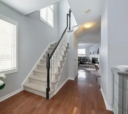 Charming 3-bedroom house with AC, WiFi in lovely Barrie Отели в г. Барри