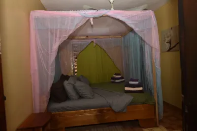 Two Bedrooms on the Second Floor in Entire House! فنادق في 