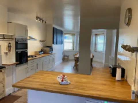 Bermuda House with parking, good sea view and minutes from beach and shops