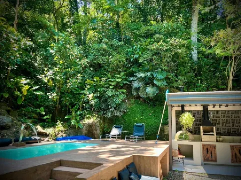 Container house in the forest just 10 km from the most beautiful beaches in Rio! Отели рядом с достопримечательностью «Museu do Corpo de Fuzileiros Navais»