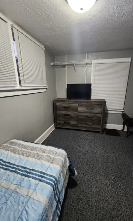 Clean 2-bedroom apartment with WiFi, located on the northwest side of Rockford.