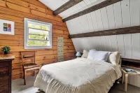 NEW:Luxury 4BR Log Cabin surrounded by trees in Hunter. Near Hiking & Waterfalls