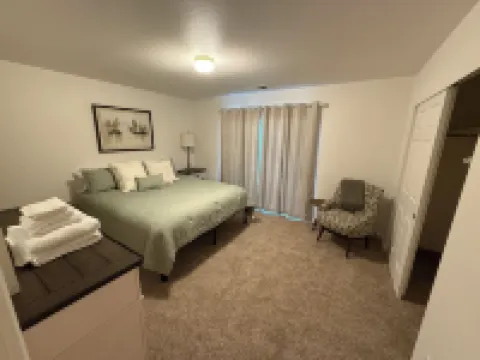 Charming 3-bedroom house with AC, WiFi in fantastic Susanville 拉森縣酒店