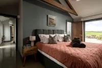 Swallows Rest – Laid-Back Luxury for 6, Tucked Away in 12 Acres of Cornish Calm Housel Bay Beach附近的飯店