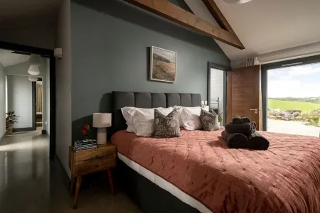 Swallows Rest – Laid-Back Luxury for 6, Tucked Away in 12 Acres of Cornish Calm Отели рядом с достопримечательностью «Housel Bay Beach»