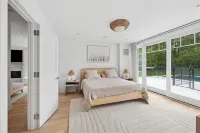 4-bedroom modern beach house in lovely Hampton Bays