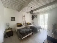 House on the Gordes plain with 3500m2 of wooded grounds and swimming pool. 고르드 타운 뷰 포인트 주변 호텔