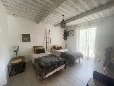 House on the Gordes plain with 3500m2 of wooded grounds and swimming pool. 고르드 타운 뷰 포인트 주변 호텔