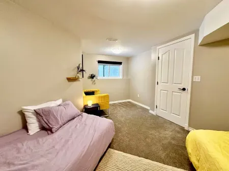 Spacious Garden-Level Suite Near Trails – Safe & Walkable Area Отели в г. Порт Кокитлам