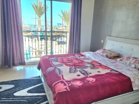 Charming 1-bedroom apartment in enchanting Djerba with AC, WiFi Отели в г. Хумт-Сук