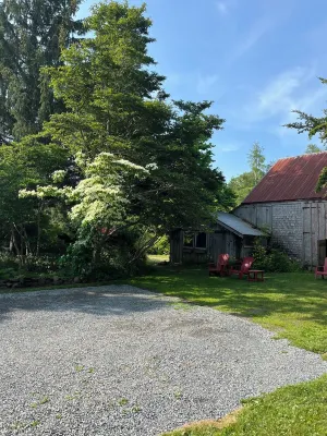 Historic 1785 Cape on 46 Forest Acres/ Water View/Pet Friendly