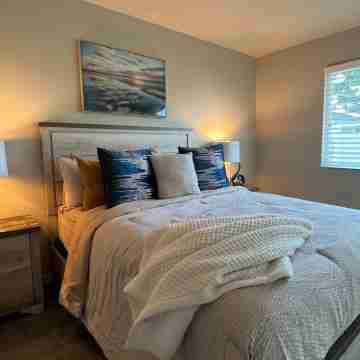 Crisp 2bd 2ba  Pool Ocean Breeze Retreat Rooms