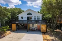OBX Couples Retreat w/ Hot Tub, Beach Cruisers, Spa bath with modern soaker.