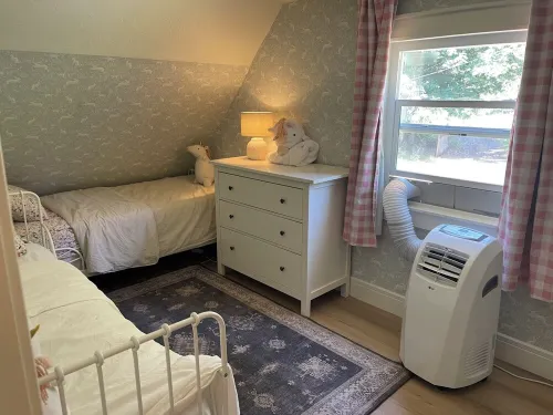 Cozy 4-bedroom cottage in enjoyable Elbe with WiFi on 16 wooded acres