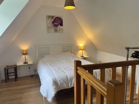 Waterfront house 50 m from the Moulin beach, 700m² grounds Отели в г. Этабль-сюр-Мер