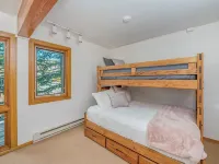 TRUE Ski-In/Ski-Out 2BR/2BA Condo at the Base of Peach Tree Lift マウント・クレスティド・ビュートのホテル