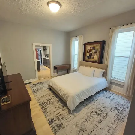 Renovated Apartment with Modern Amenities, Fenced-In Back Yard -Downtown Ashland