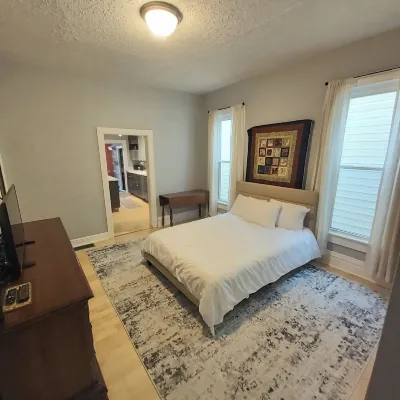 Renovated Apartment with Modern Amenities, Fenced-In Back Yard -Downtown Ashland