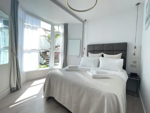 Stunning iconic harbour & sea views of St Ives, parking and 2 mins walk to town