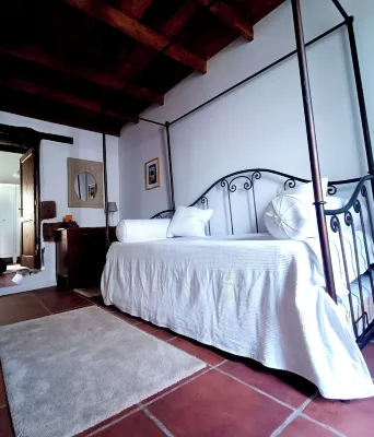 House in a charming old town (pet friendly) Hôtels à proximité de : Graciosa