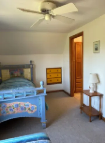 Charming 3-bedroom waterfront cottage in Tremont with spectacular sunsets.