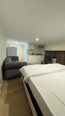 Cambridge Private Basement | Full Kitchen, Bathroom & Comfort Hotels near Galt
