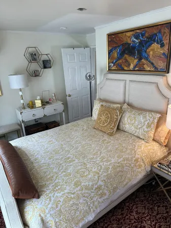 BELMONT GETAWAY ONE BLOCK TO TRACK! Horseplayers Wanted!