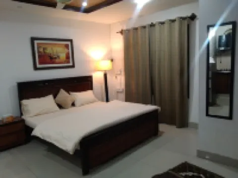 Luxurious 1 Bed Family Apartment with WiFi, Self Check-in Islamabad Hotels in 