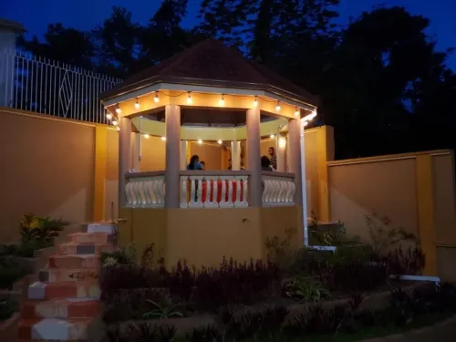 Cheerful 2-3 bedroom in Mandeville Manchester. Hotels in Mandeville