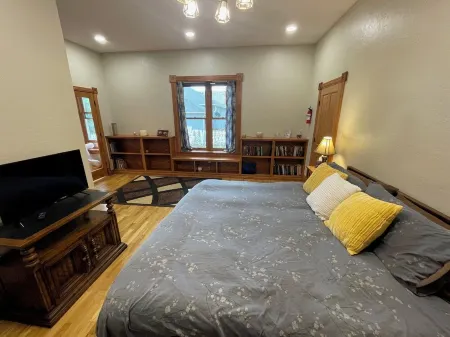 Lovely 1 bedroom suite in Historic La Junta home- cozy, clean & convenient stay