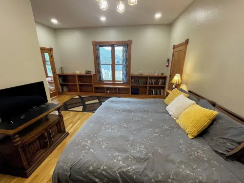 Lovely 1 bedroom suite in Historic La Junta home- cozy, clean & convenient stay