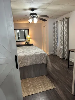 Charming 1-bedroom house in beautiful London with WiFi, AC Levi Jackson Wilderness Road Park附近的飯店