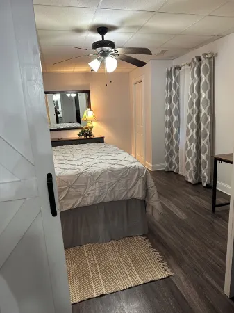 Charming 1-bedroom house in beautiful London with WiFi, AC Отели рядом с достопримечательностью «Парк Леви Джэксон Уайлдернесс Роуд»