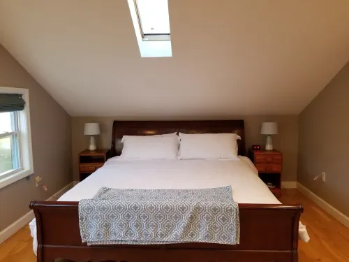 Walk to Everything! Large studio with hot tub in Black Mountain