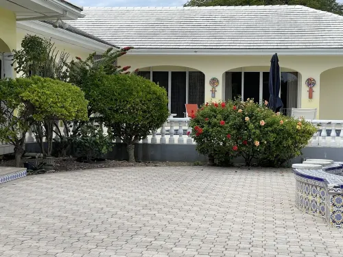 The Xanadu Tradewinds, Home Away to Paradise 8000 sq ft of privacy and a Pool.