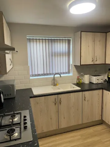 Budget En-suite in Wolverhampton/Birmingham Rd, situated in a quiet neighborhood