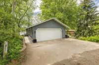 Canadian Lakes, MI - Spacious Private Lake and Beach