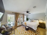 Buckle & Boots BNB - 20 minutes to downtown + pool