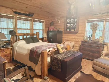 Peaceful 2BR Cabin Retreat in Tifton-Shady Pondside Getaway on Quiet Dirt road