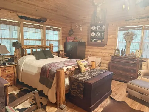 Peaceful 2BR Cabin Retreat in Tifton-Shady Pondside Getaway on Quiet Dirt road