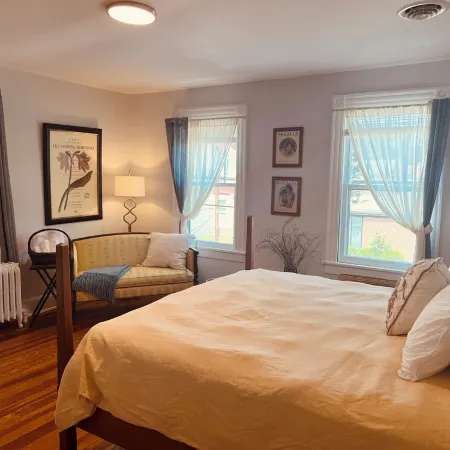 Magnolia Wind elegant 3 BR 1BA loft apartment park for free and walk downtown