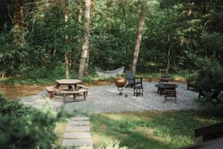 Charming A-Frame Cottage, HOT TUB, Fire Pit, Near GOLF & Lakes, 35min to Dells!